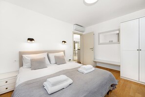 3 habitaciones, tabla de planchar con plancha, wifi y ropa de cama 