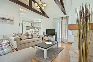 TV, fireplace