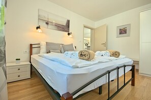 3 bedrooms, iron/ironing board, WiFi, bed sheets