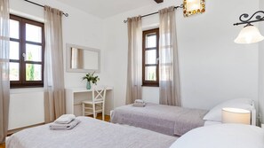 3 habitaciones, tabla de planchar con plancha, wifi y ropa de cama