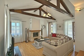 TV, fireplace