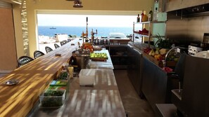 供应早餐、午餐和晚餐，本地与国际菜