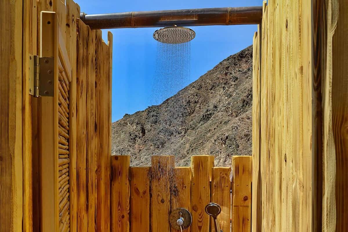 Komfortbadewanne, Regendusche, kostenlose Toilettenartikel, BademÀntel