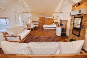 Luxury-Zelt, Whirlpool, Bergblick (Jacuzzi) | Bettwäsche aus ägyptischer Baumwolle, hochwertige Bettwaren