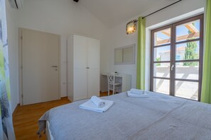 3 bedrooms, iron/ironing board, WiFi, bed sheets