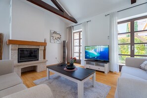 Televisión y chimenea 