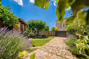 Property grounds - Spacious and comfortable Villa in the heart of Barban (Grandici)
