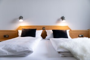 Habitación básica doble, 1 cama doble, no fumadores, vistas a la ciudad | Ropa de cama de alta calidad, edredones de plumas, escritorio