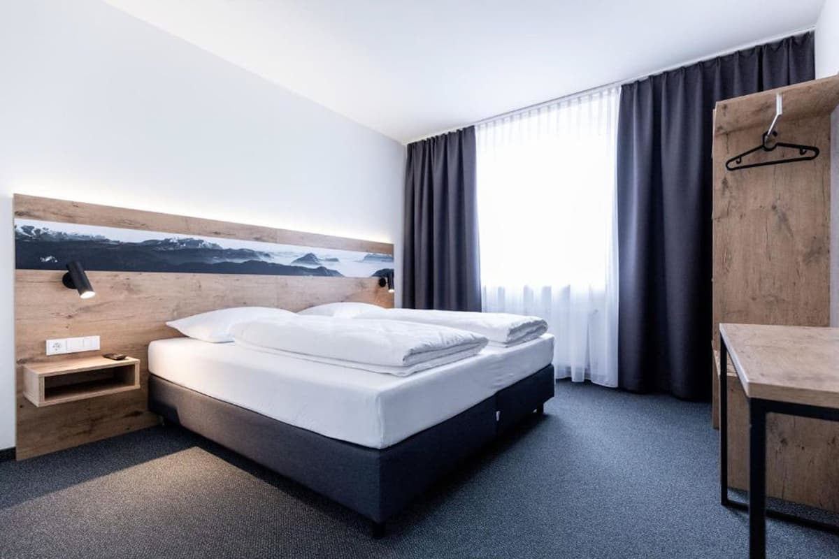 Habitación doble Confort | Ropa de cama de alta calidad, edredón, escritorio y cortinas blackout