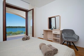 6 bedrooms, iron/ironing board, WiFi, bed sheets