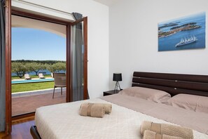 6 bedrooms, iron/ironing board, WiFi, bed sheets