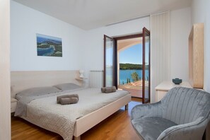 6 bedrooms, iron/ironing board, WiFi, bed sheets