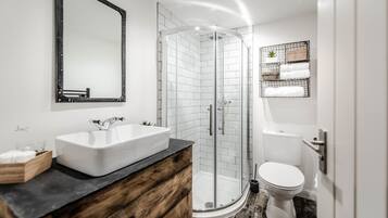 Deluxe Apartment, Multiple Beds, Non Smoking | Bathroom shower