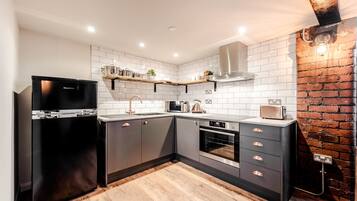 Deluxe Apartment, Multiple Beds, Non Smoking | Private kitchen | Microwave, stovetop, electric kettle, cookware/dishes/utensils