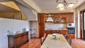 Superior villa, 6 hálószobával | Privát konyha | Nagyméretű hűtő/fagyasztó, mikrohullámú sütő, sütő és főzőlap