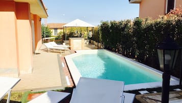 Piscina externa sazonal, espreguiçadeiras