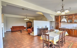 Superior-Villa, 6 Schlafzimmer | Essbereich im Zimmer