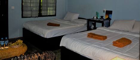 Caja de seguridad en la habitación y tabla de planchar con plancha