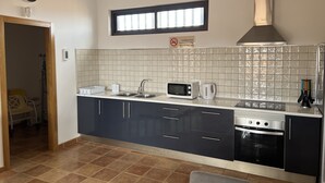 Wasserkocher mit Kaffee-/Teezubehör, Kühlschrank, Mikrowelle, Ofen