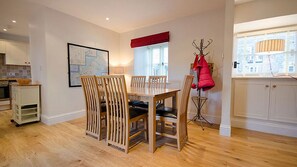In-room dining - Shirehorse Barn, a Rural Retreat. Peaceful Location, Large Garden, Free Parking. Helston and Porthleven Very Nearby. Free Wifi (Helston)