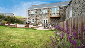 Garden - Shirehorse Barn, a Rural Retreat. Peaceful Location, Large Garden, Free Parking. Helston and Porthleven Very Nearby. Free Wifi (Helston)