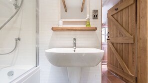 Separate bathtub and shower - Old Boswednack, a Rural Retreat Gem! On the Idyllic Coast of Zennor to St Ives. Summer House, Garden, Parking for two Cars and Free Wifi (St Ives)