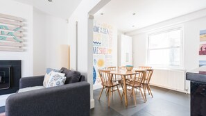 TV, video game console - 1 Porthmeor Road, Beach is Just 30 Seconds Away. Super Close to St Ives Harbour and Town Too. Free Wifi (St Ives)