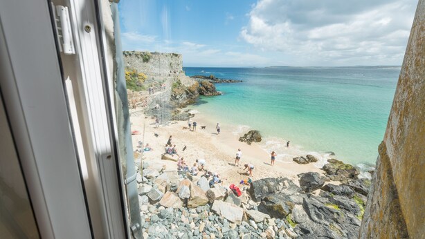 On the beach - 3 Sea View Place Overlooks Bamaluz Beach in St Ives. Walking Distance to Heart of Town. Free Wifi (St Ives)