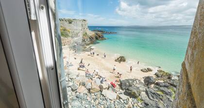 3 Sea View Place Overlooks Bamaluz Beach in St Ives. Walking Distance to Heart of Town. Free Wifi
