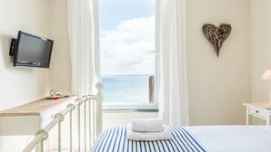 Iron/ironing board, free WiFi - 3 Sea View Place Overlooks Bamaluz Beach in St Ives. Walking Distance to Heart of Town. Free Wifi (St Ives)