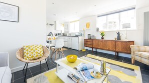 In-room dining - 15 The Digey, in the Heart of St Ives Town. Beach Just 2 Minutes' Walk. Shops, Restaurants and Galleries all Super Close. Free Wifi (St Ives)