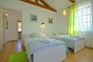 3 bedrooms, iron/ironing board, WiFi, bed sheets