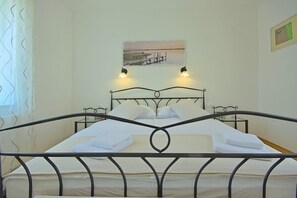 3 habitaciones, tabla de planchar con plancha, wifi y ropa de cama 