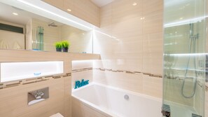 Separate bathtub and shower - Atlantic Blue Overlooks Porthmeor Beach in St Ives. Very Close to Town Centre, Shops, Restaurants. Free Parking. Free Wifi (St Ives)