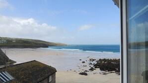 Unclassified image, 5 of 22, button - Atlantic Blue Overlooks Porthmeor Beach in St Ives. Very Close to Town Centre, Shops, Restaurants. Free Parking. Free Wifi (St Ives)