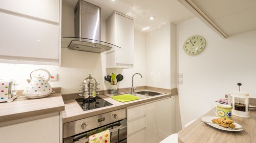 The Burrow, Fabulous Studio Apartment in Central St Ives Location. Free Wifi