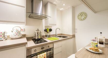 The Burrow, Fabulous Studio Apartment in Central St Ives Location. Free Wifi