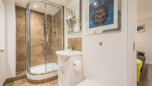 Shower - The Burrow, Fabulous Studio Apartment in Central St Ives Location. Free Wifi (St Ives)