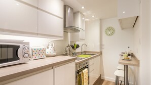 Full-sized fridge, microwave, dishwasher, cookware/dishes/utensils - The Burrow, Fabulous Studio Apartment in Central St Ives Location. Free Wifi (St Ives)