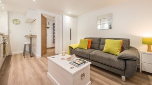 TV, DVD player - The Burrow, Fabulous Studio Apartment in Central St Ives Location. Free Wifi (St Ives)