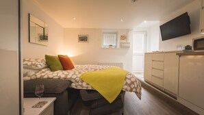 Iron/ironing board, free WiFi - The Burrow, Fabulous Studio Apartment in Central St Ives Location. Free Wifi (St Ives)