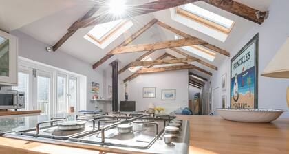 Ponckle's Place set a Little Back From sea Front on The Wharf St Ives, sea Views and Free Parking. Free Wifi