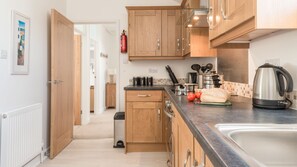 Full-sized fridge, microwave, dishwasher, cookware/dishes/utensils - Chapel Watch is in a Perfect Location to Have Easy Access to Beaches, Shops, Restaurants and Galleries. Allocated Parking. Free Wifi (St Ives)