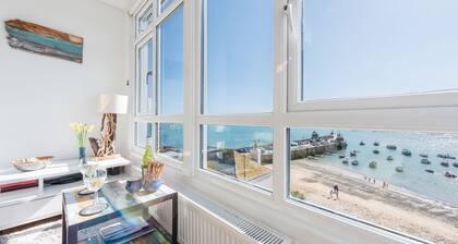 6 Sunnyside, Penthouse Apartment With Spectacular sea Views on Seafront of The Wharf, St Ives. Harbour Front Position. Free Wifi