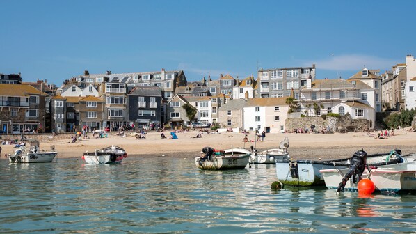 On the beach - 6 Sunnyside, Penthouse Apartment With Spectacular sea Views on Seafront of The Wharf, St Ives. Harbour Front Position. Free Wifi (St Ives)