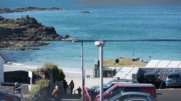 Beach nearby - Coastal Seascape, Luxury Three Bedroom Apartment With Parking and Outstanding sea Views (St Ives)