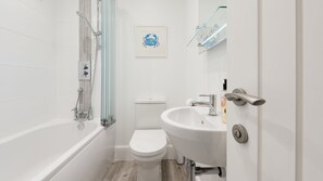 Separate bathtub and shower - Coastal Seascape, Luxury Three Bedroom Apartment With Parking and Outstanding sea Views (St Ives)