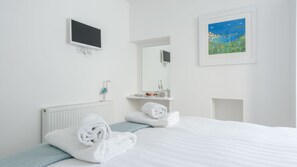 Room - Painter's Cottage in the Heart of St Ives, Very Close to sea Front at Harbour, Great Base to Explore From! Free Wifi (St Ives)