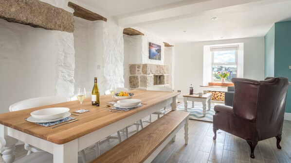 Khu vực ăn uống tại phòng