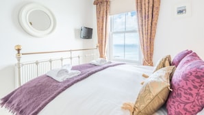 Desk, iron/ironing board, WiFi (free) - 3a Sea View Place Overlooks Crystal Clear Waters and Bamaluz Beach. Sea Front and Stunning! Within Walking Distance of Heart of St Ives. Free Wifi (St Ives)